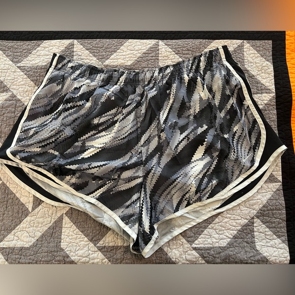 Nike Tempo Dri-Fit Shorts 2X Plus Printed Black and White. - Picture 2 of 4